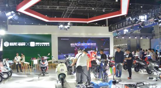 巨(ju)龍AI“更聰明的(de)電動車”很吸(xi)眼！