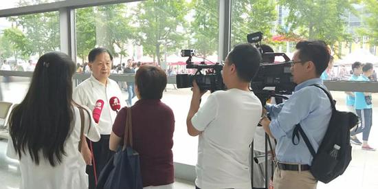 陸(lu)金龍理事長(zhang)接受無錫電(diàn)視台新聞頻(pín)道、今晚60分、第(dì)一看點等記(jì)者采訪