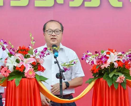 無錫市人(ren)大常委會副(fu)主任吳峰楓(fēng)先生宣布開(kāi)幕