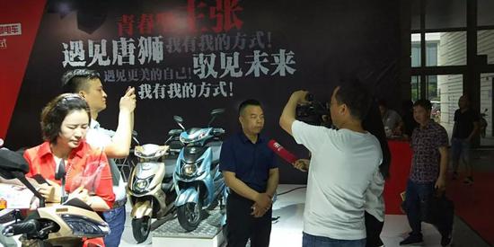 唐獅蔡希(xi)新總經理接(jie)受電視台記(ji)者采訪