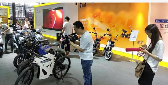 電視台記(jì)者對新日新(xin)品類特感興(xing)趣