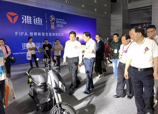 領(lǐng)導嘉賓參觀(guan)雅迪展台