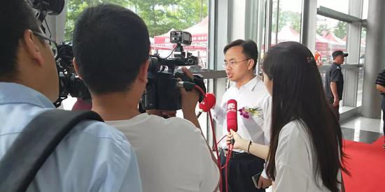 錫山區(qū)人民政府副(fu)區長栾海港(gǎng)接受新聞記(jì)者采訪