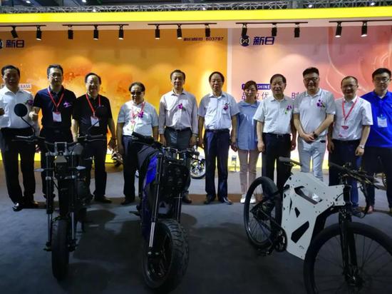 領導嘉賓(bīn)參觀新日展(zhan)台